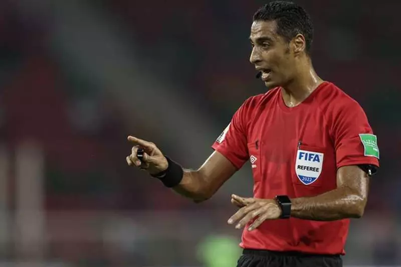 بشكل رسمي: أمين عمر يُدير لقاء الأهلي وفاركو