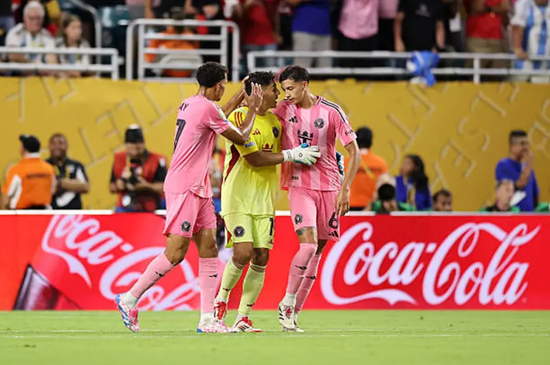 أوستاري يتألق ويتصدى لثماني تسديدات: الأهلي يخفق في تحقيق أول انتصار بكأس العالم للأندية