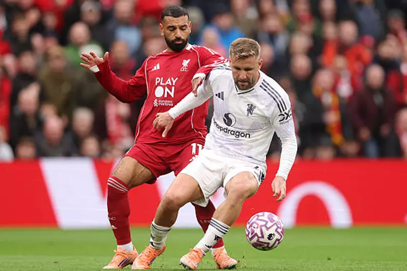 نيفيل: توقعت أن يبقى أداء صلاح ثابتا حتى سن الـ52